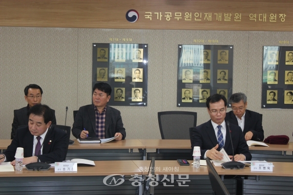 송기섭 진천군수(앞 줄 왼쪽 첫 번째). 사진=김정기 기자