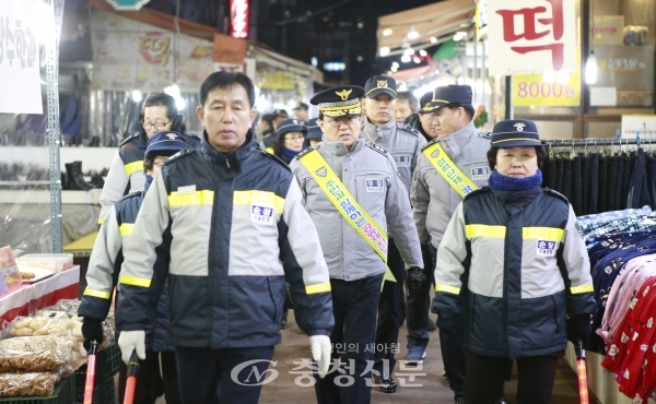 황운하 대전경찰청장은 10일 저녁 중구 태평동 일원에서 대전청 및 대전중부서 등 40여명과 함께 합동순찰하며 '우리 동네 지키기' 캠페인을 가졌다.