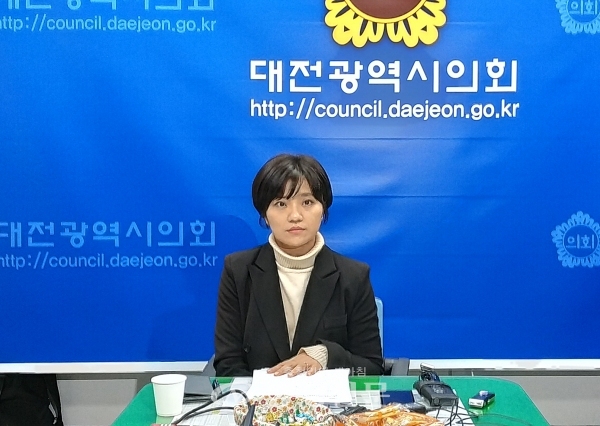 16일 김소연 의원이 대전시의회에서 기자회견을 열고 본인의 캠프에서 조직적으로 당원 명부를 주고받는 것을 목격했다고 밝히고 있다.(사진=최홍석 기자)