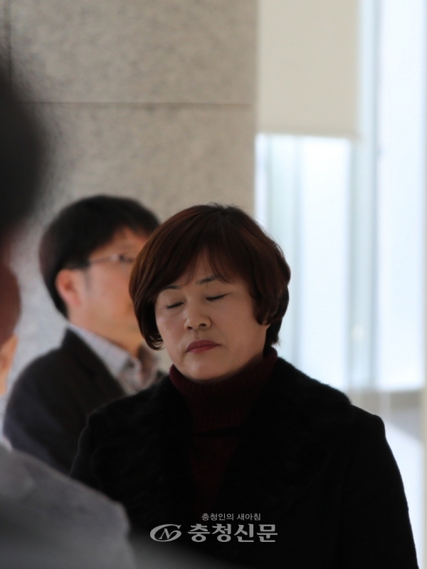 박석순 공주시의회 의원이 징역 8개월의 검사 구형을 받은 후 비통한 심정으로 법원을 나서고 있다(사진 = 정영순 기자)