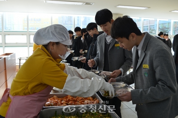 점심시간 학생들이 차례로 줄을 서 급식을 받고 있다.(사진=한유영 기자)