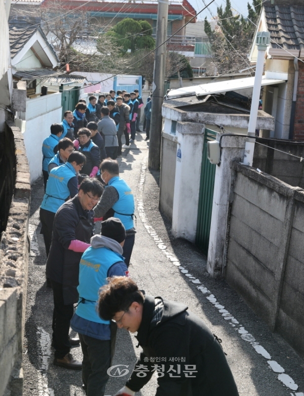 대전도시공사 직원들이 1인당 2018년 한 해동안 28시간 이상을 봉사하고 있다. 사진은 지난해 12월 노사합동으로 동구 대동에서 연탄배달을 하고 있다.