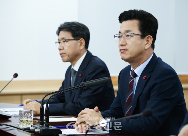 허태정 대전시장(사진 오른쪽)이 21일 주간업무보고회의에서 업무보고를 받고 있다.