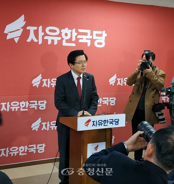 22일 황교안 전 총리가 한국당 대전시당에서 당직자와 지지자들을 초대해 간담회를 진행하고 있다. (사진=최홍석 기자)