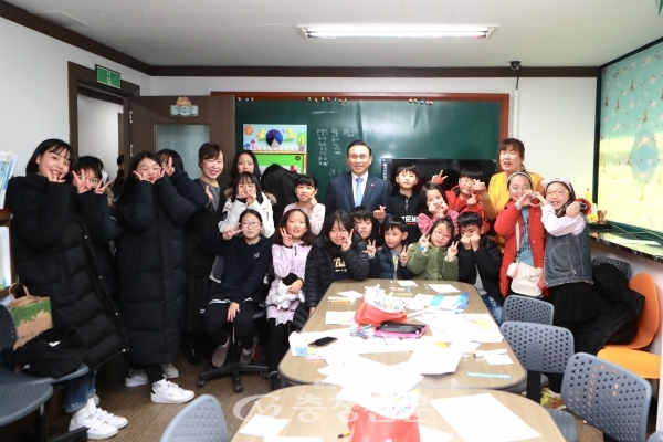 구본영 천안시장이 지난 22일 연두순방 일정으로 미래지역아동센터를 방문해 보육교사와 아이들을 격려하고 기념사진을 찍고 있다.