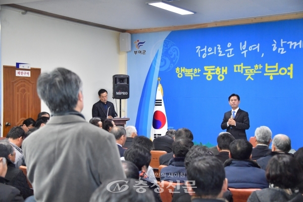 박정현 부여군수가 ‘2019 찾아가는 동행 콘서트’에서 지역주민들과 질의응답을 펼치고 있다.