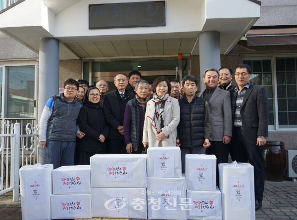 지난 28일 대전세무서 임직원들이 지역 내 사회복지시설을 방문해 위문품을 전달하고 기념촬영을 하고 있다. (사진=대전세무서 제공)