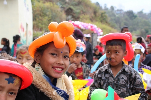 충남교육청 해외교육봉사단이 네팔에서 지진으로 무너진 학교 건물을 새로 지어주는 등 사랑 나눔을 실천하고 있다. 사진은 봉사단의 네팔 현지 활동 모습. (사진=도교육청 제공)