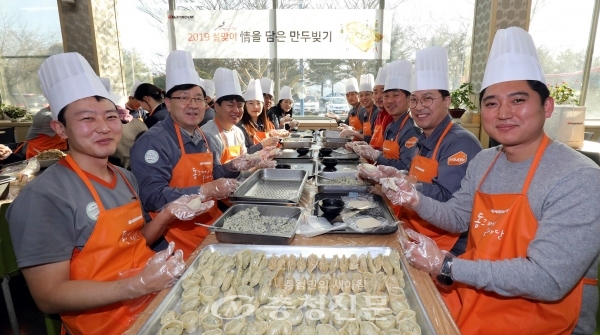 한국타이어 대전공장과 금산공장 임직원들이 만두 빚기 봉사활동으로 이웃에게 나누어줄 만두를 직접 만들고 있다.