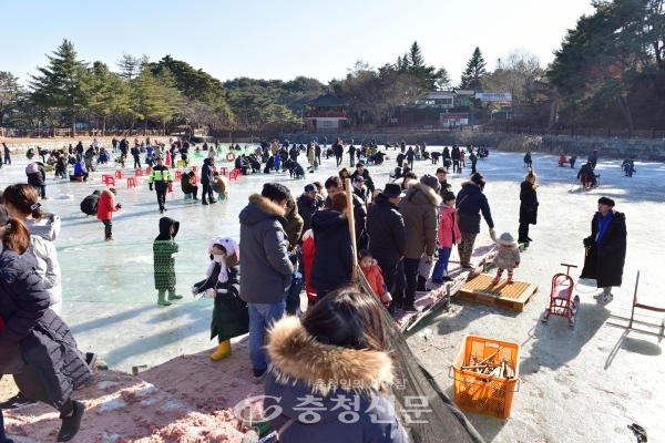 얼음축제장을 찾은 가족 단위 관람객들이 얼음 위에서 다양한 체험을 즐기고 있다.