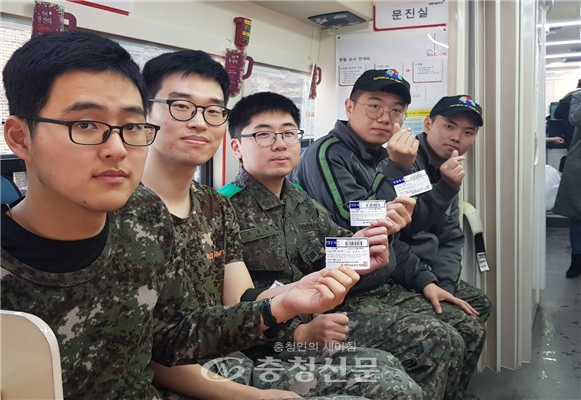 김민수 군을 돕기위해 헌혈하는 제3탄약창 장병들 응원 모습