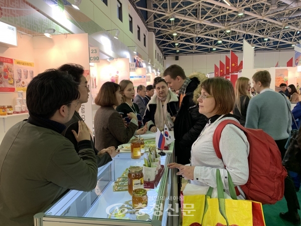 2019 모스크바 국제식품박람회의 통합한국관을 방문한 현지인 관람객들이 한국산 전통차에 관심을 가지고 있다.