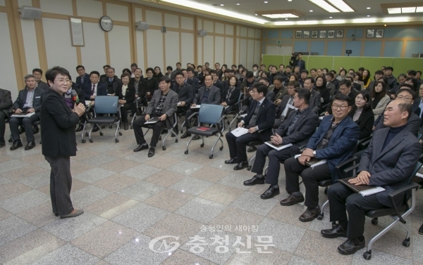 13일 박정현 대덕구청장(사진 왼쪽)이 구청 중회의실에서 2월 구정전략회의를 주재하고 있다.