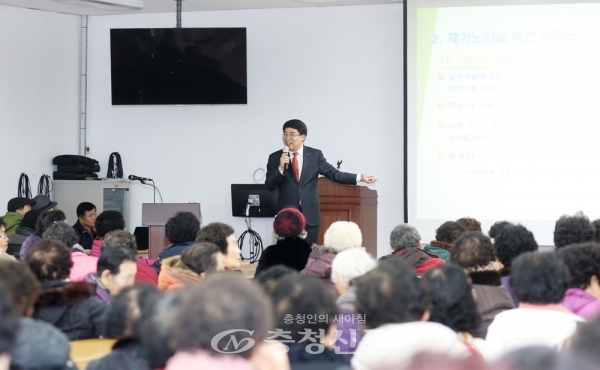 맹정호 충남 서산시장이 13일 대산노인대학에서 특강을 진행하고 있다. (사진=서산시 제공)