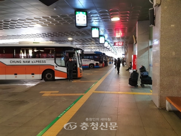 대전복합버스터미널 승차홈 전경.