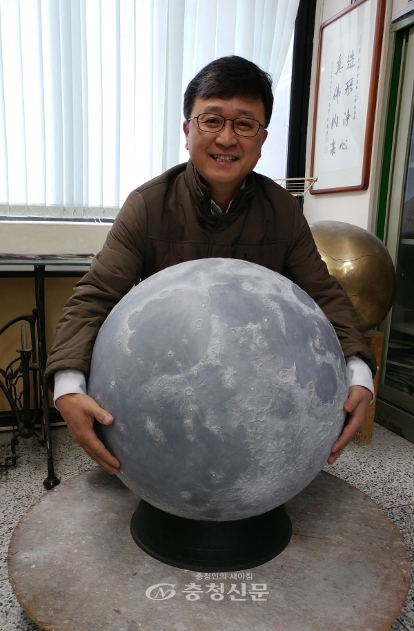 도학회 한서대 산업디자인학과 교수가 자신이 조각한 '달'을 안고 있다. (사진=한서대 제공)