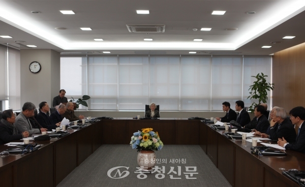 계룡장학재단은 지난 15일 본사 회의실에서 2019년 정기이사회를 개최했다.