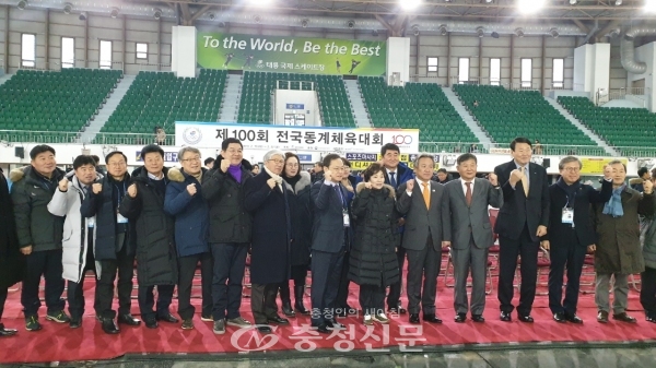 제100회 전국동계체육대회 개회식이 19일 전국 시도선수단이 참가한 가운데 태릉선수촌 국제스케이트장에서 개최됐다.
