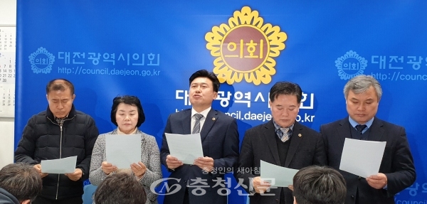 19일 김종천 의장이 한화 대전공장 사고와 관련해 재발방지대책을 촉구하는 성명을 읽고 있다. (사진=이성현 기자)