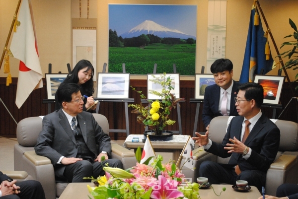 19일 일본 시즈오카현지사 집무실에서 양승조 충남도지사와 가와카츠 헤이타 지사가 양 도·현 간 교류협력 확대 방안을 논의하고 있다.