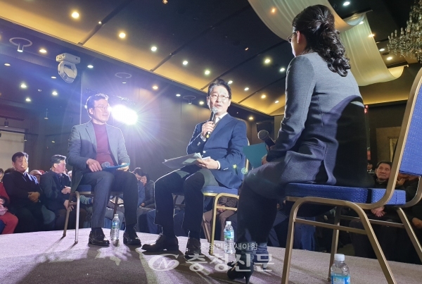 박범계 의원이 20일 의정보고 토크콘서트에서 지난해 의정활동에 대해 설명하고 있다. (사진=이성현 기자)