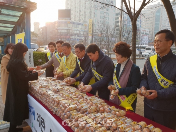 25일 대전농협과 대전시청 직원들이 출근길 시민에게 계란을 나눠주며 계란소비 촉진 행사에 동참을 호소하고 있다. (사진=대전농협 제공)