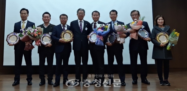 2018 최우수기관대상 수상자 단체사진. (사진=한국농수산식품유통공사)