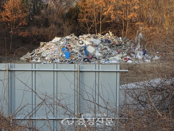 청주시 오창읍 용두리에 지난해에 이어 불법 투기로 의심되는 쓰레기 약 30여톤이 또 발견됐다.