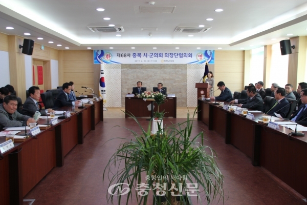 단상 가운데 (왼쪽부터)하재성 회장과 박양규 진천군의회 의장이 회의를 진행하고 있다. (사진=김정기 기자)