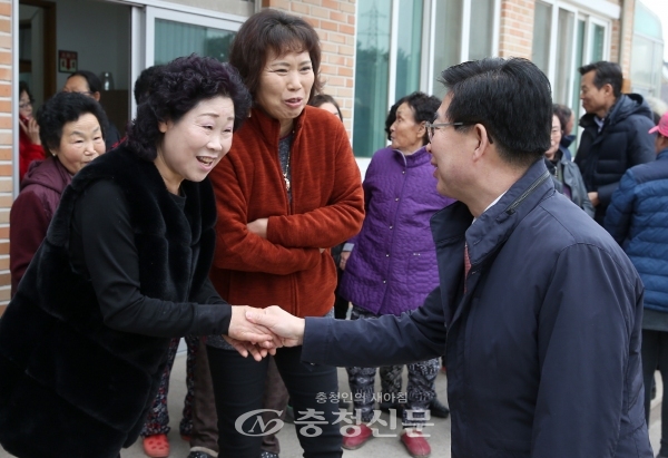 양승조 충남지사가 27일 효자도 주민들과 인사를 하고 있다.