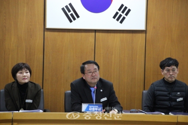가족센터 건립에 관해 설명하는 박종현 사회복지과장(가운데). (사진=김정기 기자)