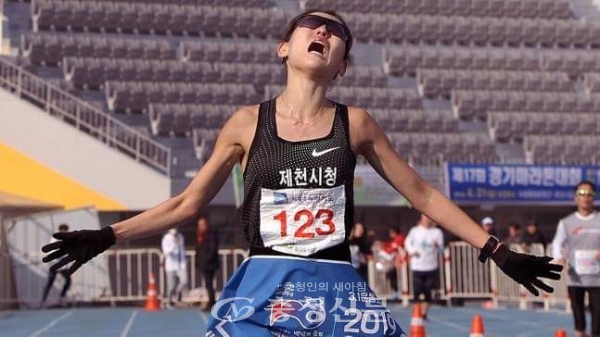 2019 경기 국제하프마라톤대회에서 제천시청 최경선 선수가 한국 신기록을 수립하며 결승선을 통과하고 있다.