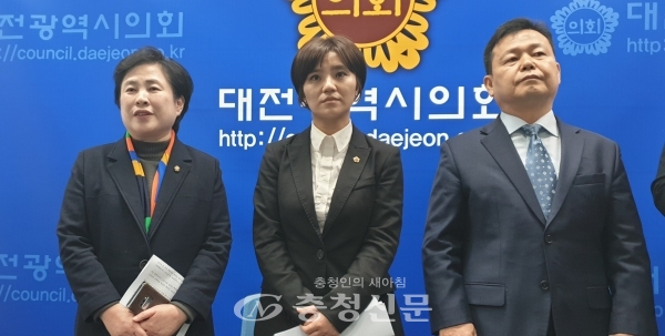 시의회 기자실을 찾은 김소연 의원이 굳은 표정으로 바른미래당 입당 사실을 밝히고 있다. (사진=이성현 기자)