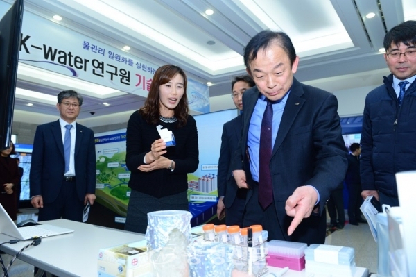 한국수자원공사(사장 이학수, 사진 오른쪽)가 지난달 28일 K-water연구원에서 '물관련 기술 연구성과 발표회'를 개최했다. <사진=한국수자원공사>