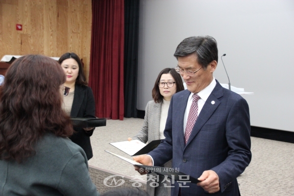 위촉장을 전달하는 홍성열 군수(오른쪽). (사진=김정기 기자)