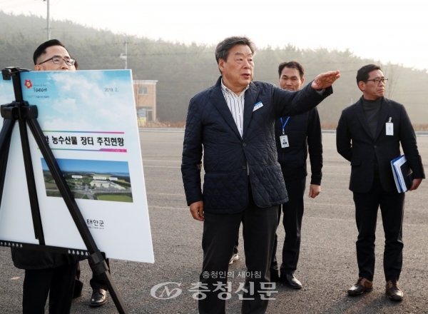 ‘태안 농수산물 장터(태안 도로역)를 방문한 가세로 군수 모습.