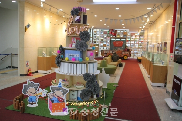 북 트리가 전시된 도서관 1층 로비. (사진=김정기 기자)