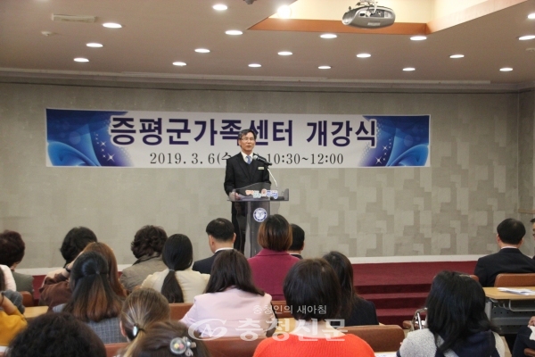 홍성열 군수를 대신해 인사말 하는 전병일 행정복지국장. (사진=김정기 기자)