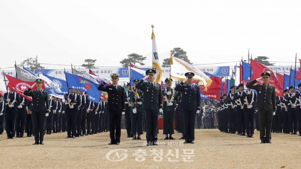 육군은 6일 오전, 충북 괴산 육군학생군사학교에서 ‘2019년 대한민국 학군장교(ROTC) 임관식’을 개최했다. 이날 임관식에서는 육·해·공군·해병대 학군장교 4000여 명이 ‘대한민국 장교’로 임관했다.