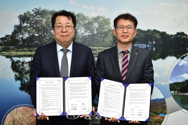 이상천 제천시장(왼쪽)과 김태룡 한국자산관리공사 충북지역본부장이 협약을 체결하고 기념촬영을 했다.