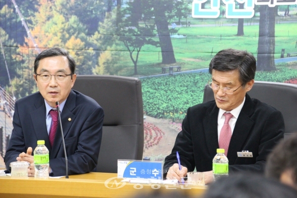 왼쪽부터 경대수 국회의원과 홍성열 군수. (사진=김정기 기자)