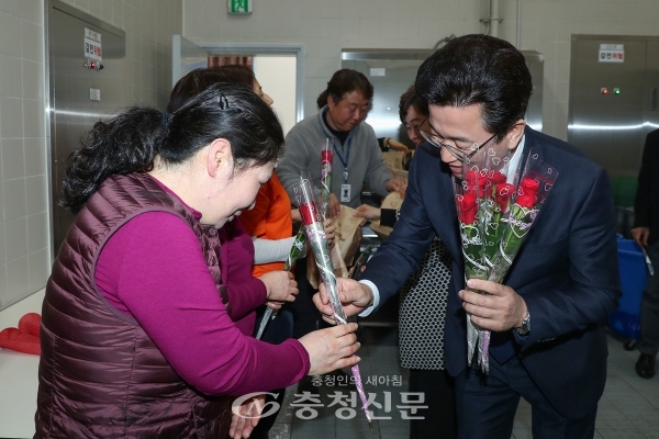 허태정 대전시장이 3월 8일 세계 여성의 날을 맞아 여성 근로자들에게 참정권을 의미하는 붉은 장미꽃을 전달하며 격려하고 있다.(사진=대전시 제공)