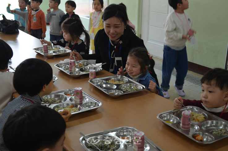 대전중앙초 급식실에서 공립단설중앙유치원 원생들이 즐거운 표정으로 점심을 먹고 있다.