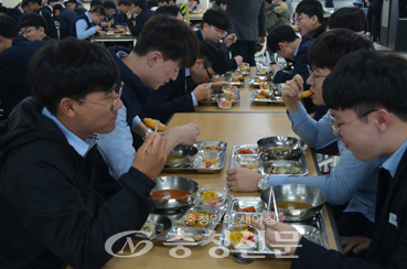 대전중앙고 학생들이 급식실에서 친구들과 웃고 떠들며 급식을 즐기고 있다.