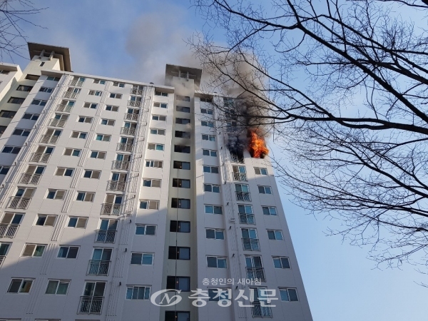 해당 아파트 11층에서 심한 불과 연기가 피어오르는 모습. (사진=김정기 기자)