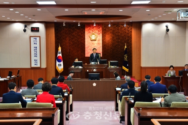 홍석용 제천시의회 의장이 제275회 임시회 개회를 선언하고 있다.