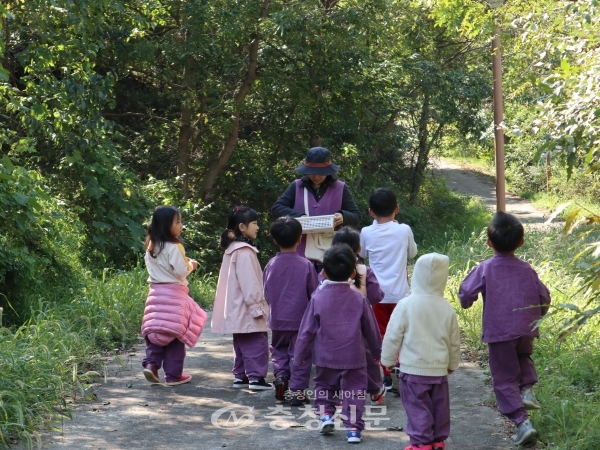유아숲체험원을 찾은 유아들이 숲지도사와 정해진 프로그램에 따라 숲체험을 하고 있다. <사진=산림청 산림복지진흥원 제공>