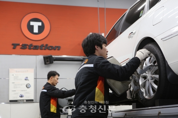 한국타이어 직원들이 차량의 타이어를 점검하고 있다. (사진=한국타이어)