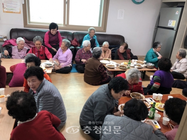 사랑의 자장면 나눔 행사에서 어르신들이 식사를 하고 있다.
