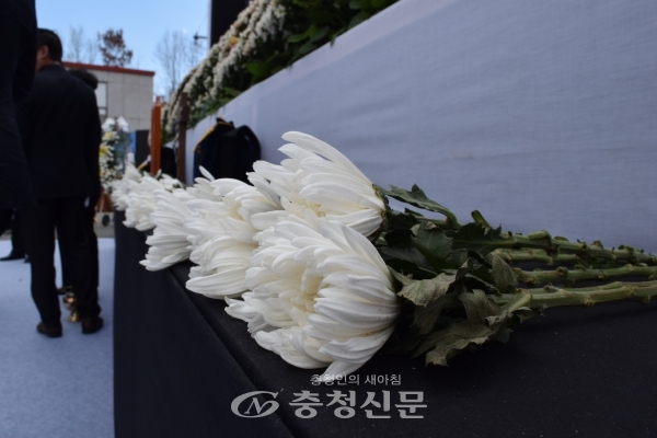 한화 대전공장 폭발사고 사망 근로자들에게 유족 및 동료들이 헌화한 꽃이 놓쌓여 있다. (사진=이성현 기자)